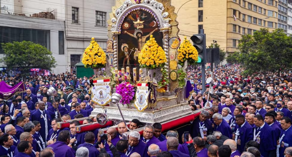 El Señor de los Milagros une a su pueblo