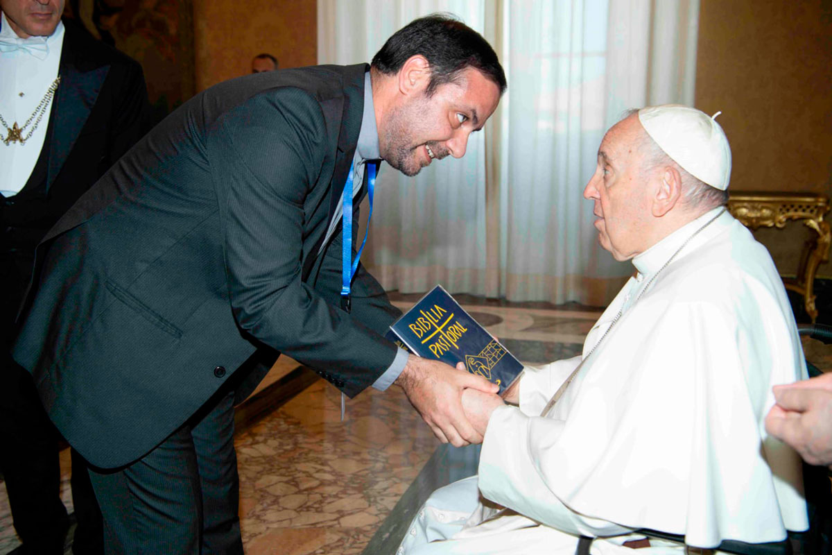 Papa Francisco recibe la nueva Biblia Pastoral para América Latina